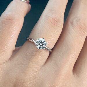 Elegant Silver Twisted Band 1ct Moissanite Ring